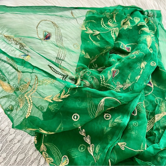 Vintage green embroidered Indian Scarf - Picture 3 of 3
